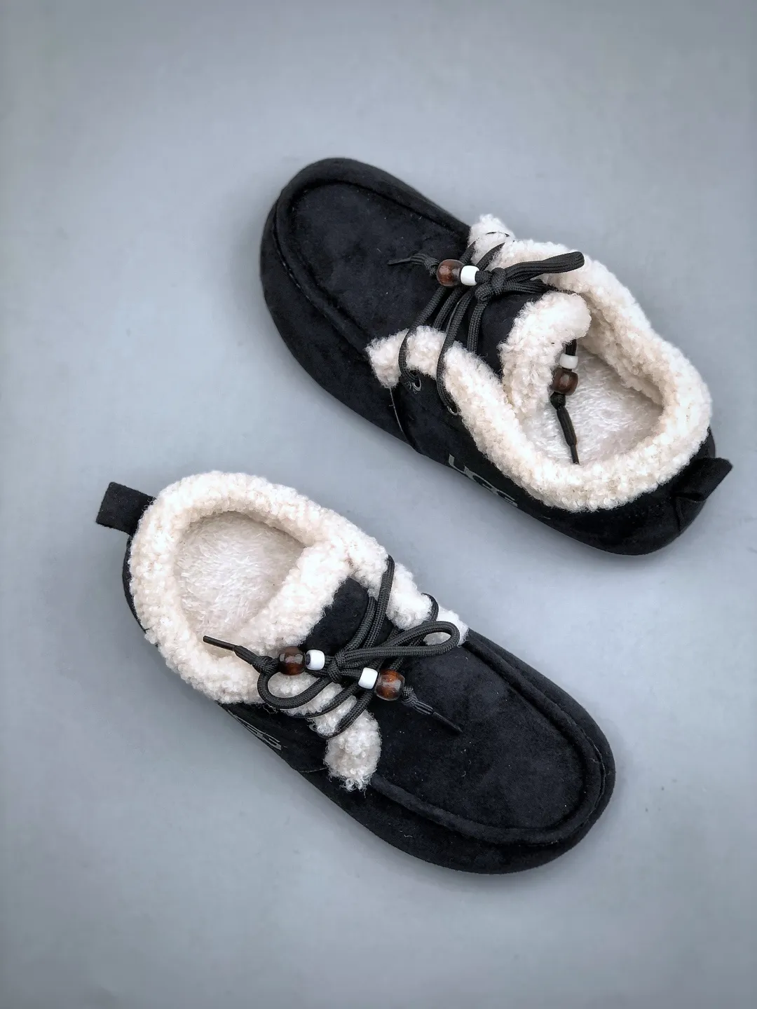 💰260 supports store Z UGG2025ss official website latest hanni thick sole, I love it so much, and it is very light and easy to wear. When paired with socks, it has a super sweet girly feel. Dopamine color, full of vitality, really super girl ~ fall in love at a glance, original upper material, original outsole, soft and comfortable on the feet, versatile, long legs in seconds, a must-have summer item Code number: 35-40